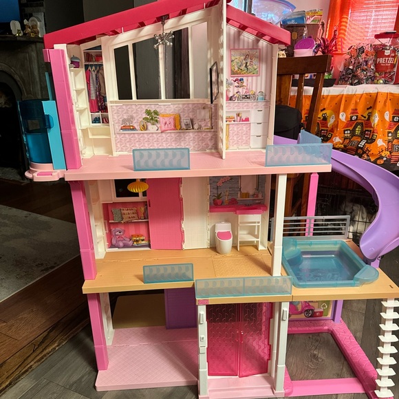 About 1 Years old Barbie Dream House - Picture 1 of 8